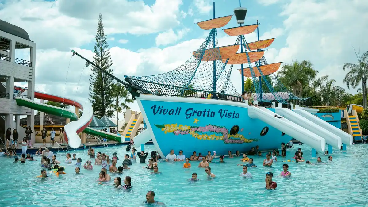 Niños jugando en la piscina infantil de un crucero familiar